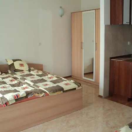 Elit 4 Apartments Апартаменти